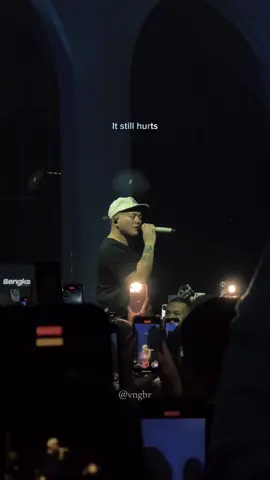 It STILL hurts....💔 One of my fav song by #jeffbernat. Glad i can hear it live🌹 #jeffbernatjkt #jeffbernatjakarta #jeffbernatliveinJakarta #still 