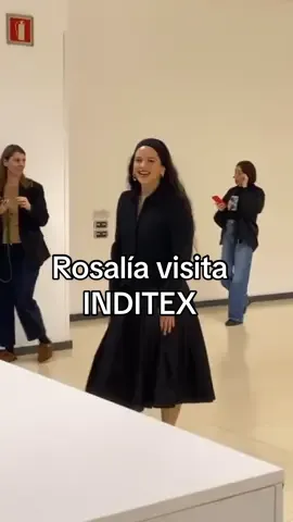 Así reciben a @La Rosalia en las oficinas de INDITEX en Arteixo, A Coruña, junto a Marta Ortega 👀 #highxtar #inditex #rosalia #rosaliavt #larosalia #motomami #martaortega #amancioortega #ortega 