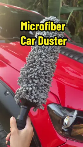This microfiber car duster is perfect for quick cleaning ! Removes dust & sand on your car without damaging the paint 🚘  Order yours now! #microfibercarduster #carduster #carcleaning #caressentials #carbrush #cardusterwax