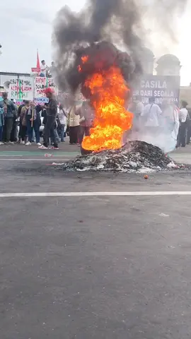 AKSI BAKAR BAN DEPAN DPR/MPR 5 MARET 2024 #pemilu2024 #pilpres2024 #demosenayan #kpuri #bawaslu #jokowi #VIRAL #fyp 