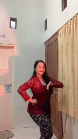 halo, siapa disini yang hobi nari🤩🥰 Yang tanya spil kebaya udah aku taro kranjang kuning guys🫶🏻☺️ #tari #kebaya #kutubaru #fyp #fypシ #tradisional #jawa 
