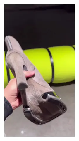 Desculpa, mas a piadinha da 5ª série veio forte com os novos sapatos da @alexandermcqueen - “meiga como uma mula - lá vem coice” 🐴🫠 Marque aqui quem você acha que deveria usar essa maravilha do luxo. Brincadeira, marca nada não. PODE SER PERIGOSO!😂