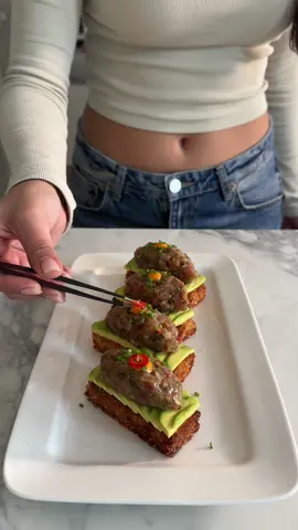 קריספי רייס טונה 🍣 לאורז דביק- 2 כוסות אורז עגול לסושי כפית מלח 4 כוסות מים פושרים  לתחמיץ- 6 כפות חומץ אורז 2 כפות סוכר כפית מלח לטרטר טונה- 350 גרם טונה טרייה כף מיונז 2 כפיות סריראצ׳ה מיו כף רוטב פונזו (אפשר להחליף בסויה) 1/4 צרור עירית  6 עלי נענע קצוצים 1/4 פלפל צילי קצוץ בצל שאלוט קצוץ גרידת לימון להגשה- אבוקדו אופן ההכנה: נתחיל בהכנת האורז- נשטוף טוב טוב את האורז כמה פעמים ונעביר במסננת עד שהמים יוצאים נקיים. בסיר נניח את האורז המסונן, מלח ומים פושרים ונערבב, נניח על האש ונביא לרתיחה ונערבב מידי פעם, ננמיך לחום בינוני ונבשל עם מכסה סגור כ10 דקות, נכבה את האש ונשאיר את המכסה סגור עוד 12 דקות. במקביל נכין את התחמיץ- בקלחת נניח חומץ אורז, סוכר ומלח ונביא לחימום עד שהמלח והסוכר נמסים לגמרי. ברגע שהאורז מוכן נפתח את המכסה, נשפוך את התחמיץ ונערבב.  נכין תבנית מלבנית 20x20 ונרפד בניילון נמצד, נניח את האורז הדביק ונהדק טוב טוב, נכסה בניילון ונכניס למקרר לכמה שעות מומלץ לילה. נוציא מקירור ונחלץ מהניילון, בעזרת סכין רטובה ניישר את השוליים, נחתוך מלבנים שווים בגודל 4x6 ס״מ, בכל פעם נרטיב את הסכין ונחתוך. נחמם מחבת עם שמן ונטגן את הקוביות אורז מכל צד עז הזהבה (חום של 175 מעלות) ונוציא לצינון. לטרטר- נקצוץ טונה אדומה לקוביות קטנטנות, נקצוץ דקדק עירית, בצל שאלוט, נענע ופלפל צ׳ילי ונוסיף לקערה עם הדג, נוסיף מיונז, סריראצ׳ה, פונזו וגרידת לימון ונערבב הכל יחד ונתקן טעמים. להגשה- נפרוס אבוקדו לפרוסות דקות ונשטח, נחתוך מלבנים בגודל של הקריספי רייס ונניח מעל כל יחידה, נזלף מעט שמן זית ונפזר מלח ים, מעל כל מלבן נניח כף יפה מהטרטר, נקשט עם נקודה של סריראצ׳ה, עירית קצוצה ופרוסת פלפל צ׳ילי, זה הכל תהנו מכל ביס🤍 #CapCut 