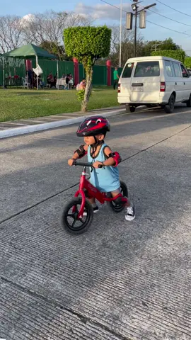 Grabe ang ganda talaga ng bike na to at madali lang i assemble ❤️ Click the yellow basket na mga momshie and papshie siguradong magugustuhan ng mga anakerns nyo! 🚴🏁 #balancebike #exercise #pedalfreebike #tibaytuhod #fypシ#foryoupageeeee  