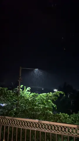 Vibes hujan pas malam candu banget #vibeshujanmalam #fypシ゚viral #puger 