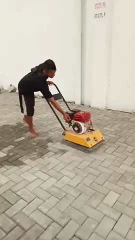 pemadatan mengunakan stamper, kepadatan agar lebih maksimal #pavingk300 #pavingblock 