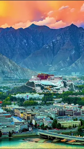 Come lhasa in Tibet! The potala stands more superb than ever in the bright sun! #lhasa #tibet #himalayas #tibetanplateau #scenery #theroofoftheworld #potala #potalapalace 