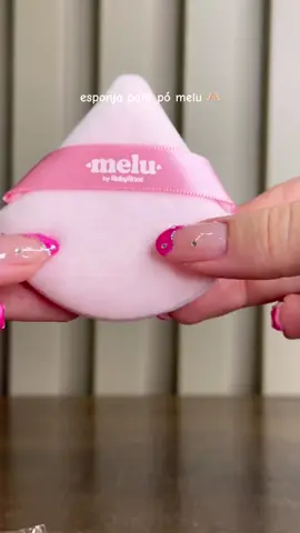 A Esponja para Pó Fluffy Puff Melu by Ruby Rose é uma ferramenta versátil e macia projetada para aplicação de pó facial de forma uniforme e precisa. Com sua textura macia e fofa, esta esponja é ideal para aplicar pós compactos e soltos, proporcionando uma cobertura suave e natural. #emalta #fy #recomendados #instagood #tiktok #tiktokviral #viral #trend #maquiagem #rubyrose #melu 