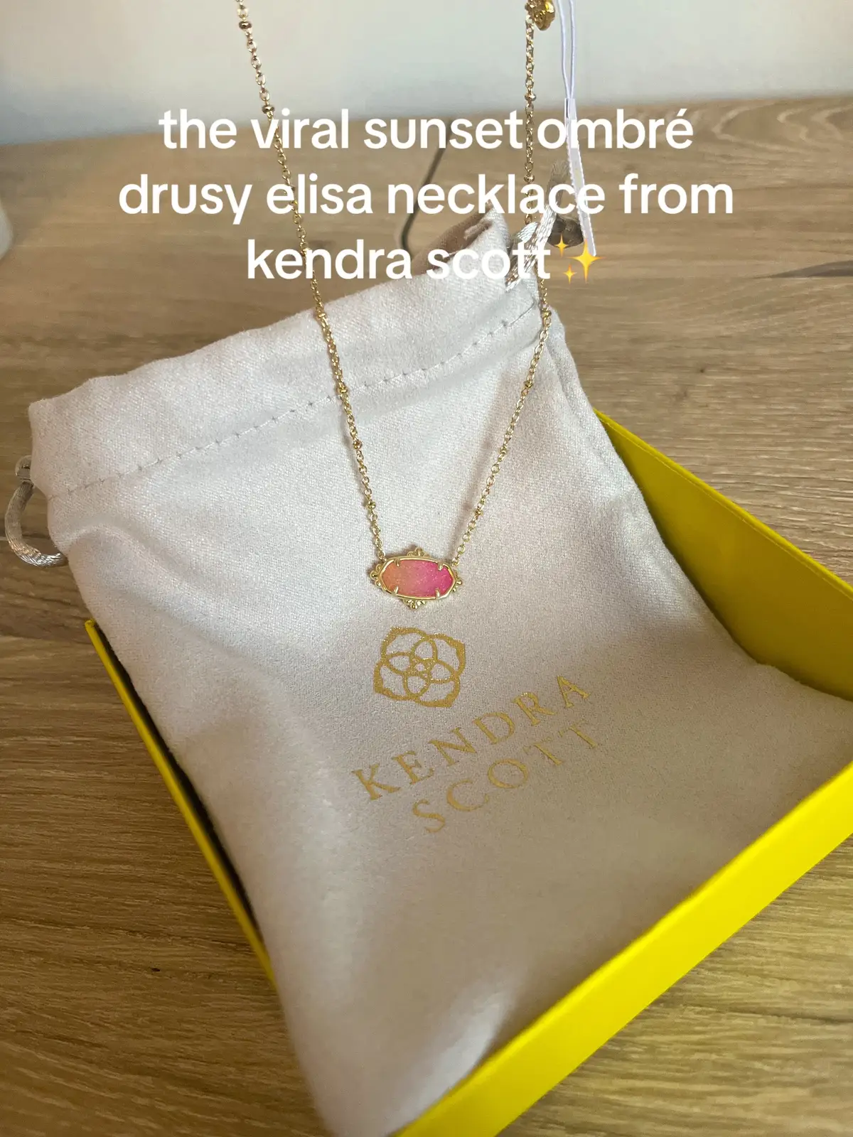 Shes gorg💅🏼🥹 @Kendra Scott #ksgem #ksoncampus #kendrascott #sunsetombre #elisanecklace #ksambassador 