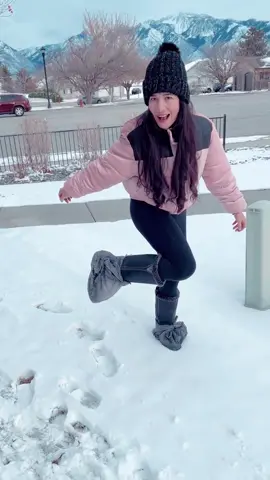 Cuando tu esposa latina le pone bolsas de plastico a sus botas para que no se mojen 😅. #chabelitaymichael 