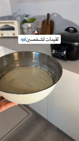 طريقة لقيمان لشخصين 🥣 كوب ونص دقيق ملعقه صغيره سكر ورشه ملح ملعقه صغيره خميره ٢ ملعقه صغير حليب بورده ملعقه صغيره نشاء ربع كوب لبن كوب ما دافي قليل زيت تقريبا ملعقه ونص  اعجينها وخليها نص ساعه #خلود_المساعد #لقيمات_مقرمشه #تمور #لقميات 