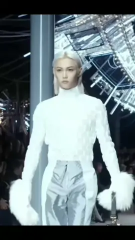 I will NEVER get over this. Bravo, Felix! 👏 #leefelix #felix #felixedit #felixskz #nicolasghesquiere #louisvuitton #louisvuittonbag #paris #fashionweek #fashion #model #idol #australia #southkorea 