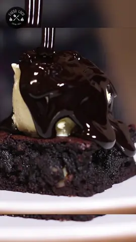 ❤️ No vuelves a comprar SIROPE de CHOCOLATE nunca mas jaja Súper fácil de hacer y encima le puedes dar tu toque, en solo 3 minutos y con 3 ingredientes. Como siempre con el paso a paso para que te quede 10 puntos!!! Garantizo que va a hacer las DELICIAS de toda la familia. Déjame en comentarios si hay alguna otra receta que te gustaría que hiciera. No te olvides, déjame tu like y una compartida al chat de amigos golosones, que me ayudas muchísimo! Un besaco!! (P.D. Guardate la receta que la vas a repetir y no te vayas sin suscribirte que tengo mucho más preparado para ti) . ❤️❤️❤️ Sirope de Chocolate ❤️❤️❤️ 🔹 100g agua 🔹 100g azúcar 🔹 40g cacao en polvo 🔹 1cdita de e.vainilla (opcional) . ❤️❤️❤️ Brownie Fuego Loco (20x20) ❤️❤️❤️ 🔹 2 huevos (eggs) 🔹 1 yema (yolk) 🔹 250 gr de azúcar (sugar) 🔹 1 cdta extracto vainilla (1 tsp vanilla extract) 🔹 80 mantequilla (butter) 🔹 75 gr. cacao en polvo (cocoa powder) 🔹 70 gr harina trigo (flour) 🔹 ⅛ cdita bicarbonato de sodio (baking soda) 🔹 1 cda maicena (cornstarch) 🔹 Pizca de sal (pinch of salt) 🔹 70 gr nuez picada (nut) horno 160ºC 30min . . . . . . . #brownie #browniecasero #recetadulce #recetafácil #fuegolocosanti #Receta #Recipe #Foodie #comida #delicious #recetafacil #merienda #postre #chocolate #sirope