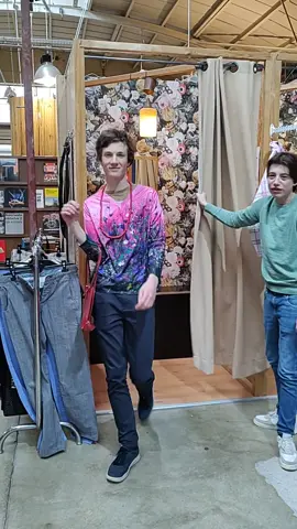 Wil jij er ook zo geweldig en fashionable uit zien? Koop dan tweedehands! In de kringloop zijn de mooiste parels te vinden, met deze mooie outfit van Sjoerd als voorbeeld. #bangladesh #fastfashion #slowfashion #secondhand #tweedehands #kringloop #fashion #mode #fashionista #trend #shoppen #shoplog #fy #foryou #fyp #foryoupage #makethisfamous #freebangladesh #stopfastfashion #nomorefastfashion #garmentworkers #fairwages #spreadawareness #boycott #buysecondhand #help #savethepeople 