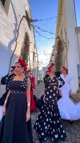 💚🤍💚 Que bonita es la moda flamenca. Raza Diseñador @jorgesanchezdym 👏🏻👏🏻👏🏻👏🏻  . . . . #Flameco #Flamenca #Moda #Fashion #Andalucia #España #Belleza #Beauty #Tendencias #Vestidos #Ropa #Trajes #Europa #Europe 