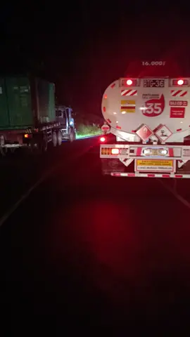 jalan licin tanjakan munte 😫 #fyp #drivermuda #tanjakanextreem #manado #trailer 