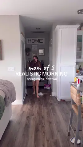 thanks for worrying about ny health, i guess… #doublechinforthewin #Lifestyle #lifestyleblogger #momsover30 #mombod #momof5 #grwm 