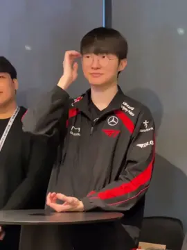 Đến vuốt tóc mà ảnh cũng sài skill nữa =))))) mượt hơn sưn siuuuu #faker #leesanghyeok #T1 
