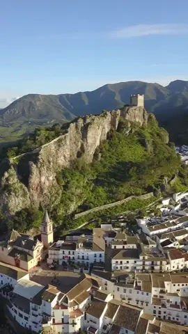 Zahara de la Sierra, pueblos blancos de Cádiz. 😍😍 ¿lo conoces?  #pueblosblancos #cadiz #andalucia #spain #dronevideo 