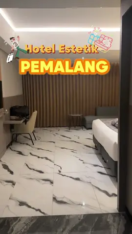 📍 Hotel Grand Wijaya Pemalang ✨ dekat stasiun kereta ✨ dekat alun-alun Hotel yang masih baru dengan kemasan minimalist estetik ini punya space yang cukup luas ditiap kamarnya Kemasan interior yang simple namun keindahannya bisa dirasakan dan memanjakan mata 👌🏻 Untuk jenis kamar yang divideo adalah kamar executive with balcon. Untuk para kaum yang suka ngalamun, chill dan main game bisa banget untuk book tipe jenis kamar ini 😍 Untuk 5 tipe kamar : ✨  Superior room with bf - 300k/mlm ✨ Deluxe room with bf - 350k/mlm ✨ Suite room with bf - 500k/mlm ✨ Executive room with balcon+bf - 400k/mlm ✨ President Suite Room 1000k/mlm Untuk kamar Executive dan Suite terdapat sofa panjang dikamar dan percayalah untuk ukuran kamarnya cukup luas namun dibandungkan Suite, kamar Executive lebih luas lagi Tipe large bed yang agak tinggi namun masih aman untuk anak-anak muat sampai max 3 orang karna lumayan besar juga🥹 Rate : 8/10 ⭐️⭐️⭐️ Ini adalah salah satu hotel terbaik di pemalang walaupun baru namun lokasi dan tempatnya strategis ✅ #pemalang #pemalanghits #pemalang24jam #grandwijayahotelpemalang #jawatengah #pemalangstaycation #staycationjawatengah #pemalangpride #pemalangtiktok 