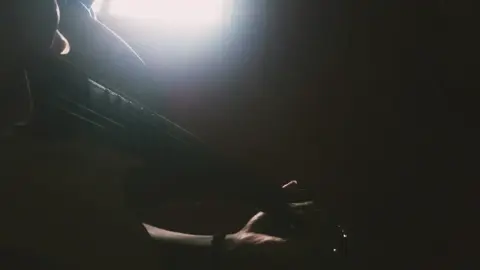 kelebihan reverb wkwkwk Rossa - Aku Bukan Untukmu 🎶 #rossa #akubukanuntukmu #fingerstyleguitar #fingerstyleindonesia #instrumental #fyp 