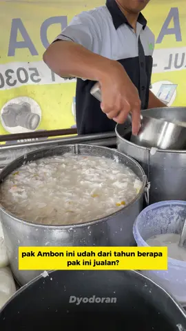 Penasaran pol kenapa es kelapa muda ini selalu rame?? Ternyata emang se-enak dan se-segerr ituu🤤. Apalagi dicampur sama tape ketannya wohh semlidut lezatos kotos kotos! #eskelapamuda #esdegan #semarang #kulinersemarang #dyodoran 