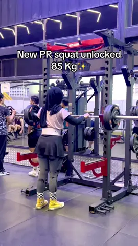 naikin 2.5kg aja susahnya setengah die ya shay😭🤏🏻 #squat #prsquat #legday #legdie #gym #8monthgym #gymmotivation🏋️‍♀️ 