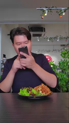 Never underestimate a person with a phone 🤣🤣 Idea from @승빈Seungbin #productvideography #foodvideography #foodvideotiktok 