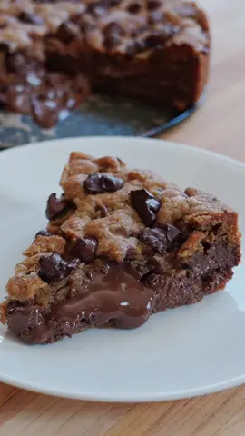 كيكه الكوكيز الرهيبه❤️  ٢٠٠ جرام زبده كوب ونصف سكر بني مضغوط بالكوب ٢٥٠ جرام كوبين وربع دقيق ٣٢٠ جرام كوب وربع شوكتليت شيبس ٢٠٠ جرام نصف معلقه صغيره بيكاربوناتو(بيكنج صودا) رشه ملح #نادية_السيد #nadiaelsayed #ناديه_السيد #كوكيز #كيكه_الكوكيز_محشيه_بالنوتيلا #كوكيز_بالنوتيلا #كوكيز_الشوكولاتة #بسكوت 