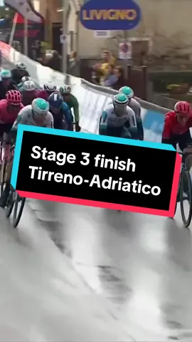 💥 A 𝘿𝙍𝘼𝙈𝘼𝙏𝙄𝘾 end to stage 3 of #tirrenoadriatico #sprint #bikecrash 