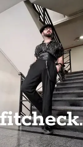 este outfit es casual dentro de todo, pero usar este accesorio creo que lo cambia 🖤 #alternativefashion #StreetStyle #gothicfashion #darkaesthetic #outfitinspo #menstyle 