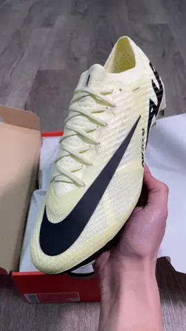 This colorway is sooo clean 🤌🏻😮‍💨 Nike Air Zoom Mercurial Vapor 15 SG pro player edition ⚡️ Nike ‘Mad Ready’ pack 📦 #footballboots #cleats #crampons #nikefootball #nikemadreadypack #madready 