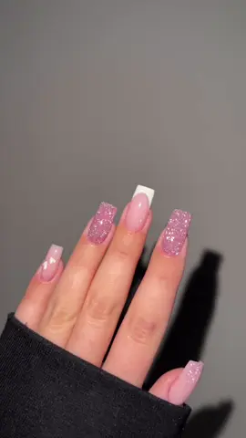🩷💜✨ amei #foryoupageofficiall #tiktoknews #videoviral #unhasincriveis #idea #tutorial #unhas #tiktokviral #glitter #glitch #الأظافر #nails #nailart #nailsartvideos créditos:@knot.nails 