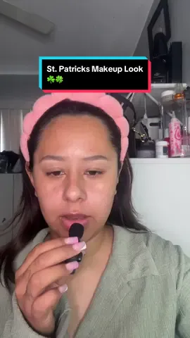 St. patricks inspired makeup loook ☘️🍀 💚 #LifeOnTikTok #TikTokPartner #makeup #trend #fyp #stpatricksmakeupinspo 