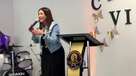 Pensamiento 💭 del día: Para poder alcanzar todo lo de Dios, tendremos que despojarnos de todo lo nuestro. (Ouch)  2 Corintios 3:18  Por tanto, nosotros todos, mirando a cara descubierta como en un espejo la agloria del Señor, somos transformados de gloria en gloria en la misma bsemejanza, como por el Espíritu del Señor. #predicas #predicascortas #predicastiktok #predicascristianas #pentecostal #pentecostalfire #mujer #transformacion #evangelio #despojate #cambios #libres #fyp #fypviral #fypage #dairenefigueroaministries #miercoles 