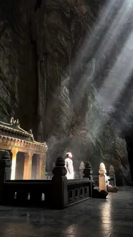 places like this exist in Vietnam! 🤯😲 #vietnam #nguhanhson #danang #marblemountains #travel #nature #caves #Hiking 