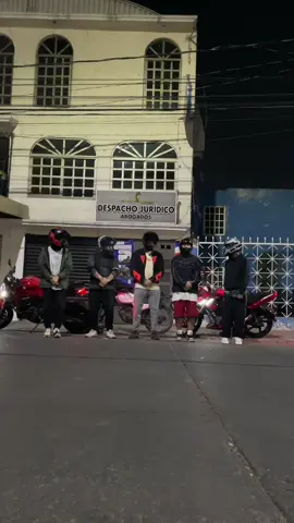 Perreando machin con los panas 🤣🤣 @Dani Flow  Idea: @Gerry🔱  • • • • #bailando #machin #daniflow #moto #cascodemoto #amigos #panas 