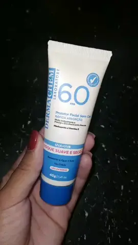 Protetor solar baratinho que me decepcionou  🩵 Olá amores hoje venho falar do protetor solar facial da dermachem, paguei R$24,99 e o produto contém 40g. 🩵  Ele contém proteção UVA e UVB, FPS 60 toque seco e rápida absorção tem efeito antioxidante e previne o envelhecimento precoce, tem niacinamida e vitamina E. 🩵 Minha sincera opinião sobre o produto, na minha pele que é oleosa ele não entregou um resultado bom, esfalerou não deixou toque seco, muito pelo contrário a pele fica brilhando muito, ele realmente tem rápida absorção não deixou um efeito esbranquiçado, ardeu muito meus olhos e não é resistente ao suor, testei ele sozinho e com outros produtos, com maquiagem e ele sempre esfalerou seu cheiro não é ruim, sua textura como é possível ver no vídeo é densa, eu não recomendo ele para pele oleosas ou mistas, eu recomendo para uma pele seca, minha nota pra ele é 03/10. 🩵 Atualmente estou usando ele no pescoço, nas mãos e orelhas afinal meu dinheiro não é capim e vou usá-lo até acabar 😂😂😂 #autocuidado #dicasdeskincare #produtosbaratinhos #peleoleosa #protetorsolar #produtosdermacosmesticos 
