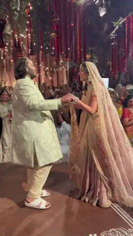 Radhika Merchant making a stunning entry 😍! #lebaneseweddings #anandambani #ambani #anantradhikaprewedding #viral #fyp #fy #ambaniwedding #ambanifamily @Lebanese Weddings 