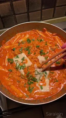 Buldak Ramen, paired with that Gigi Hadid pasta sauce 🔥 - 2 tbsp oil - 4 cloves garlic, sliced - 1 medium onion, diced - 1 tbsp tomato paste - 1 cup cream - 1/2 cup ramen water - 1 tbsp gochugaru (Korean chili flakes) - Salt to taste - Ramen seasoning In boiling water, cook ramen with tteokbokki for 3 minutes. Meanwhile, prepare your sauce. In 2 tbsp oil, sauté garlic and onion. Add tomato paste and gochugaru, and ramen sauce and cheese powder cook for 2 minutes. Then, add heavy cream and ramen water; cook for 1-2 minutes. Add ramen and tteobokki, mix well. Add mozzarella cheese and spring onions, cover until the cheese melts. Enjoy! ♥️ . . . . . . . . . . . . . . #ramen #instantramen #ramenpink #pinkramen #buldak #buldakramen #tteokbokki #rabbokicooking #latenightramen #lightnightcravings #samyangramen #asmrfood #gochujangsauce #gigihadidpasta #gigihadidpastarecipe #buldakramennoodles 