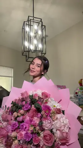 Thank you so much for always making mis momentos especiales mas hermosos con sus ramos @Marlene’s Flower Shop & @Beauty Creations Cosmetics I LOVE YOU GUYS 💕😭