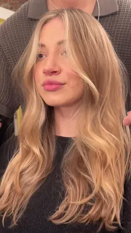 Face frame / Seamless highlight ✨ #curtainbangs #greenwichct #newyorkhairsalon #layercut #beachywave #bobhaircut #miamihairstylist #blondehair #bouncyhair #shorthair 