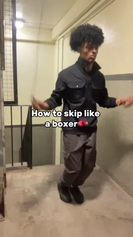 How to skip like a boxer🥊 #letmesaveuu #boxing #mma #martialarts #skipping #learn #tutorial #footwork #jumprope #viral #miketyson 
