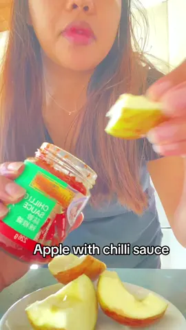 Fresh apple with chilli sauce #mukbang #apple #chilli #fypシ 