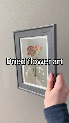 Dried & pressed flower frames :) + i framed a cute little watercolor painting i did  using @grabieofficial metallic watercolors! I have their watercolor set of 100 and i absolutely love itttt  #thislittlelife #ithinkilikethislittlelife #flowers #driedflowers #pressedflowers #watercolor 