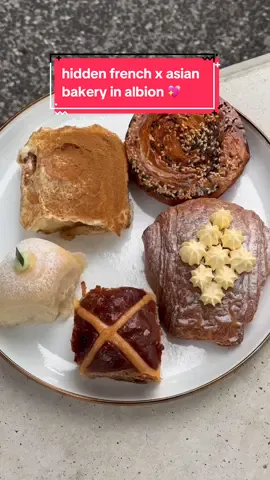one of the best french x asian bakeries in melbourne 🥐💕✨ #melbournefood  📍 @Cinnabuns  pandan cinnabun $3.5 cinnamon scroll $6.5 durian cream croissant $8.5 salted caramel and sesame escargot $6 [INVITE/COLLAB] #melbournebakery #melbournepastry #melbournedesserts 