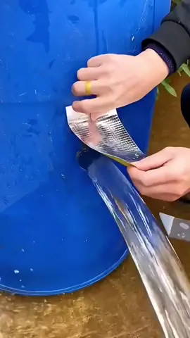 Easy to repair leak water #fyp #foryou #tiktokmalaysia #goodthing #household #LifeHack#tape #waterprooftape#aluminumfoiltape#adhesivetape#practical 