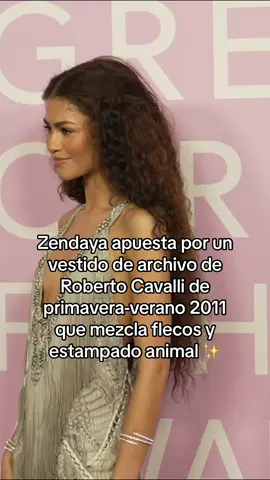 Zendaya sigue por la moda vintage y de archivo. En esta ocasión, para acudir a los Green Carpet Fashion Awards, la actriz ha elegido un diseño de Roberto Cavalli primavera-verano 2011. El vestido destaca por un profundo escote en V y por estar recubierto de numerosos flecos. Zendaya ha optado por lucirlo con una larga melena rizada, un look beauty por el que está apostando mucho recientemente. #zendaya #fashion #lawroach #modaentiktok #celebrities 