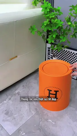 Thùng rác phòng khách đẹp mắt có thiết kế dạng xô đôi dạng cuộn, tiện lợi khi vứt rác mà không cần bỏ túi đựng rác! #thungracsangtrong #giadungphongkhach #tienich #thietthuc #jizonguyen 