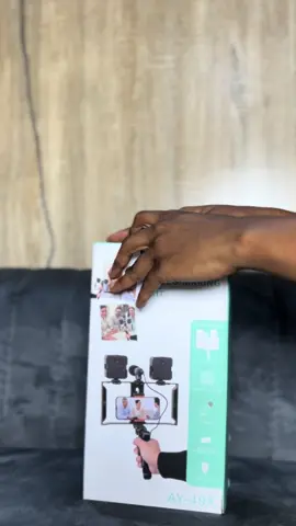 Le kit vidéo making AY 49X est un ensemble d’accessoires idéal conçu pour des enregistrements vidéo ou audio de qualité avec votre téléphone. Il comprend, comme illustré dans la vidéo : -Deux lumières pour un éclairage optimal ; -Un trépied assurant la stabilité de vos contenus ; -Un mini-câble ; -Un microphone pour des enregistrements sonores parfaits ; -Un support pour accueillir votre mobile. Retrouvez-le dans notre boutique Papara Shop à 20000f, située à Godomey Gare, en face de la pharmacie Houenoussou.  Pour plus d’informations, contactez-nous via le numéro WhatsApp : 00229 95 47 21 48 #Paparashop #equipement #audiovisuel #kitvideomaking #ay49x #telephone #iphonephotography #smartphone #enregistrement #kit #video #godomey #afriquedelouest #bénin
